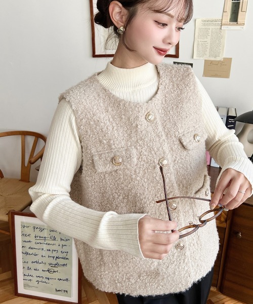 moment+（モーメントプラス）の「フェイクリングウール金ボタンノーカラーベスト（ベスト・レディース・グレイッシュベージュ/ブラック/アイボリー・M）」の3枚目の写真