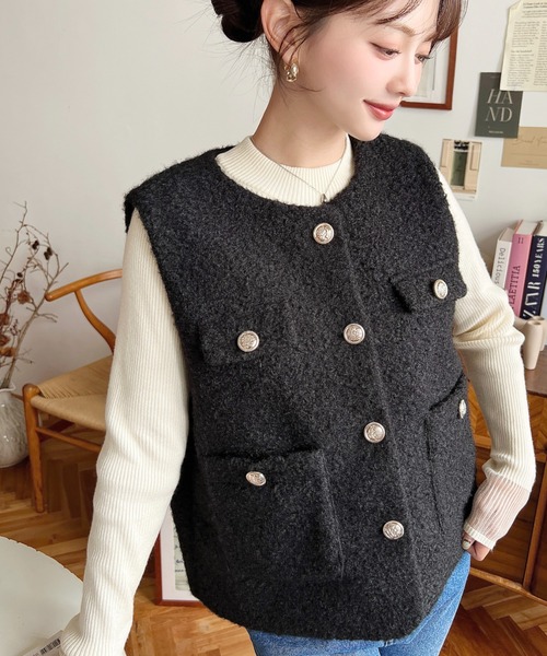 moment+（モーメントプラス）の「フェイクリングウール金ボタンノーカラーベスト（ベスト・レディース・グレイッシュベージュ/ブラック/アイボリー・M）」の2枚目の写真