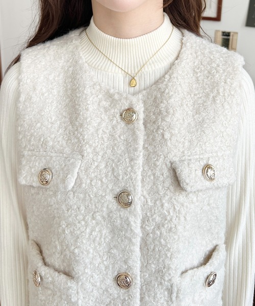 moment+（モーメントプラス）の「フェイクリングウール金ボタンノーカラーベスト（ベスト・レディース・グレイッシュベージュ/ブラック/アイボリー・M）」の10枚目の写真