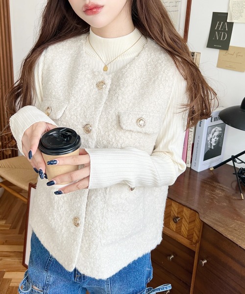 moment+（モーメントプラス）の「フェイクリングウール金ボタンノーカラーベスト（ベスト・レディース・グレイッシュベージュ/ブラック/アイボリー・M）」の4枚目の写真