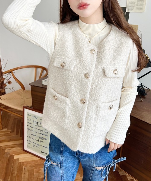 moment+（モーメントプラス）の「フェイクリングウール金ボタンノーカラーベスト（ベスト・レディース・グレイッシュベージュ/ブラック/アイボリー・M）」の6枚目の写真