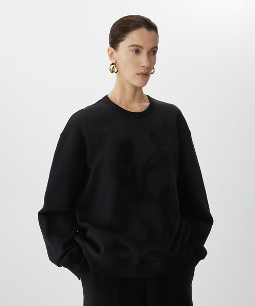 JNBY（ジェーエヌビーワイ）の「3D Floral Sweatshirt / フローラルスウェットシャツ（スウェット・レディース・ホワイト/ブラック/グレー・38）」の2枚目の写真