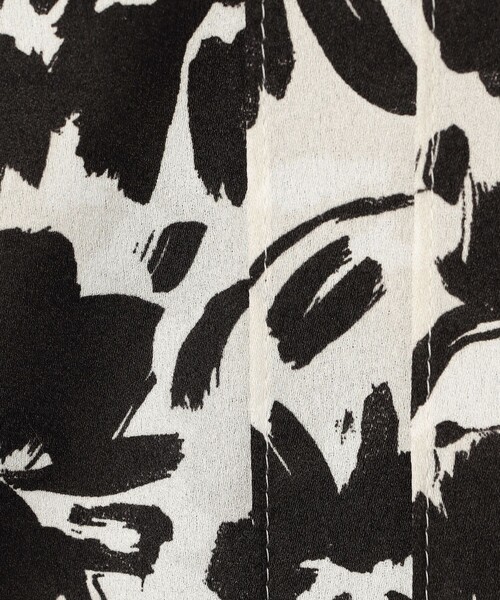 BALLSEY（ボールジィ）の「モノクロームフラワープリント ピンタックフレンチスリーブブラウス（シャツ/ブラウス・レディース・ブラック系その他・36）」の9枚目の写真