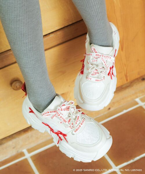 MAJESTIC LEGON(マジェスティックレゴン)の「ハローキティ デコリボンスニーカー(スニーカー・レディース・レッド系その他2・SMALL/MEDIUM/LARGE)」の1枚目の写真