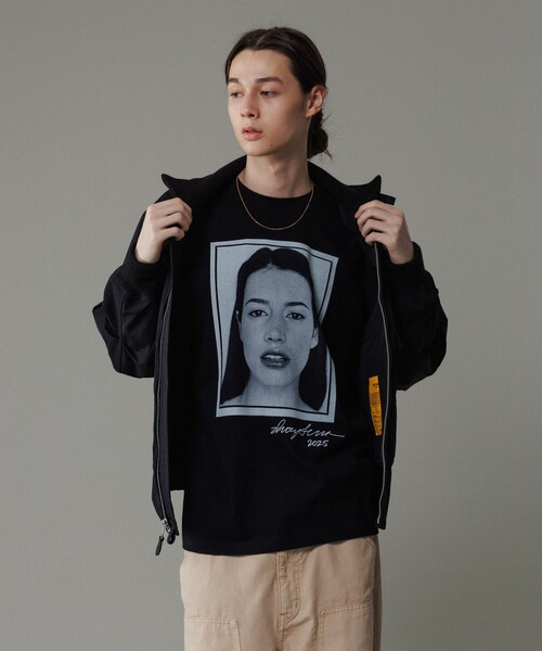 ADAM ET ROPE'(アダムエロペ)の「《別注》【Ivory Serra/アイボリー セラ】Tee - STEPHANIE HODGE(Tシャツ/カットソー・メンズ・ブラック/ホワイト・M/L)」の3枚目の写真