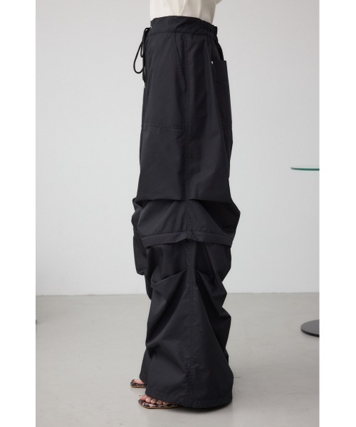 AZUL by moussy（アズールバイマウジー）の「2WAYパラシュートパンツ（スラックス・レディース・チャコールグレー/ブラック・FREE）」の7枚目の写真