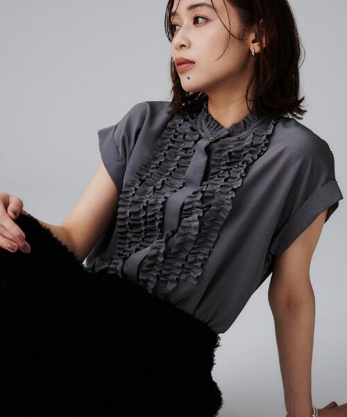 UNTITLED（アンタイトル）の「スタンドネックフリルブラウス【吸水速乾/UVケア】（シャツ/ブラウス・レディース・ベージュ/ライトグレー/ブラック/オフホワイト/サックスブルー/ダークグレー/ブラウン系その他・48/00/02/04/44）」の19枚目の写真