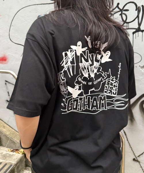 Mark Gonzales(マーク・ゴンザレス)の「【MARK GONZALES/マークゴンザレス 別注】ロゴプリントオーバーサイズTシャツ(Tシャツ/カットソー・メンズ・ブラック/ホワイト・LL/L/M/S)」の1枚目の写真