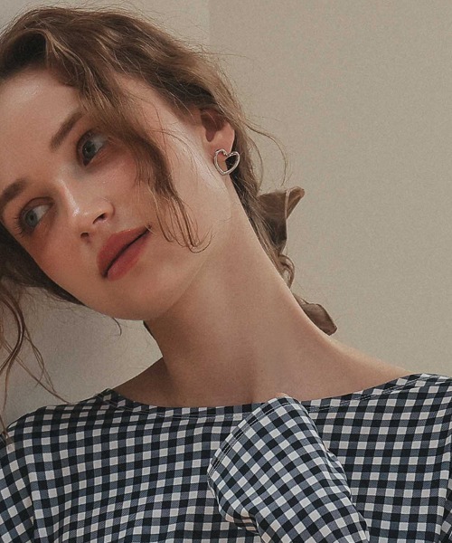 at.(アット)の「【at.】ハートフレームピアス(ピアス(両耳用)・レディース・シルバー/ゴールド・ONE)」の2枚目の写真