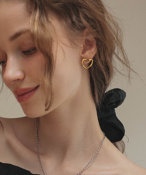 at.(アット)の「【at.】ハートフレームピアス(ピアス(両耳用)・レディース・シルバー/ゴールド・ONE)」の1枚目の写真