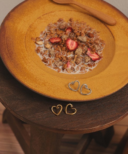 at.(アット)の「【at.】ハートフレームピアス(ピアス(両耳用)・レディース・シルバー/ゴールド・ONE)」の4枚目の写真