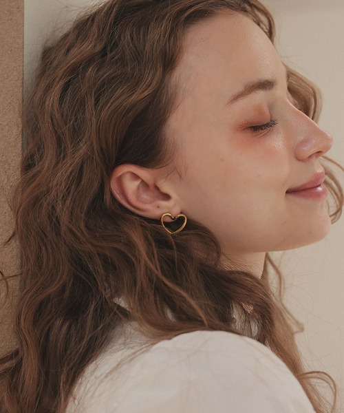 at.(アット)の「【at.】ハートフレームピアス(ピアス(両耳用)・レディース・シルバー/ゴールド・ONE)」の5枚目の写真
