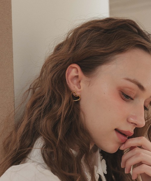 at.(アット)の「【at.】ハートフレームピアス(ピアス(両耳用)・レディース・シルバー/ゴールド・ONE)」の6枚目の写真