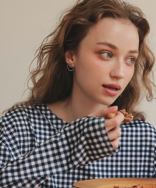 at.(アット)の「【at.】ハートフレームピアス(ピアス(両耳用)・レディース・シルバー/ゴールド・ONE)」の12枚目の写真