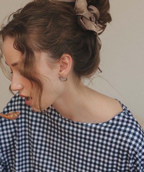 at.(アット)の「【at.】ハートフレームピアス(ピアス(両耳用)・レディース・シルバー/ゴールド・ONE)」の13枚目の写真