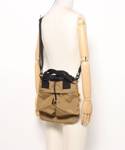 KELTY(ケルティ)の「2WAY仕様【KELTY】80's HELMET SHOULDER / ヘルメットショルダーバック(ショルダーバッグ・レディース・モカ/ダークグレー/ブラック・ONE SIZE)」の4枚目の写真