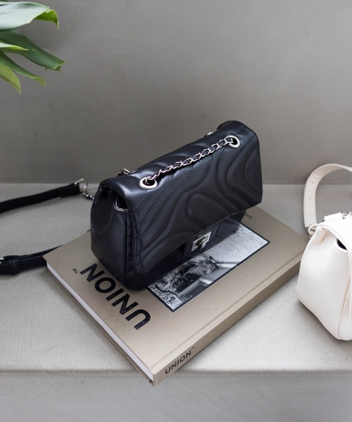 clear（クリア）の「ウェーブステッチチェーンバッグ［着回し抜群 セレモニー オケージョン カジュアル 綺麗め］≪再入荷≫（ショルダーバッグ・レディース・ブラック/アイボリー・F）」の2枚目の写真