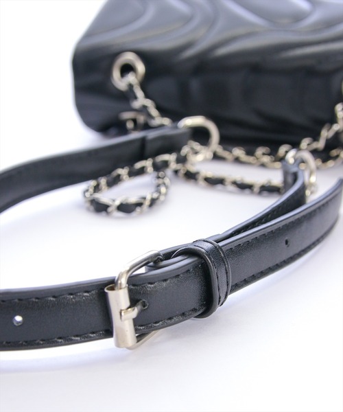 clear（クリア）の「ウェーブステッチチェーンバッグ［着回し抜群 セレモニー オケージョン カジュアル 綺麗め］≪再入荷≫（ショルダーバッグ・レディース・ブラック/アイボリー・F）」の4枚目の写真