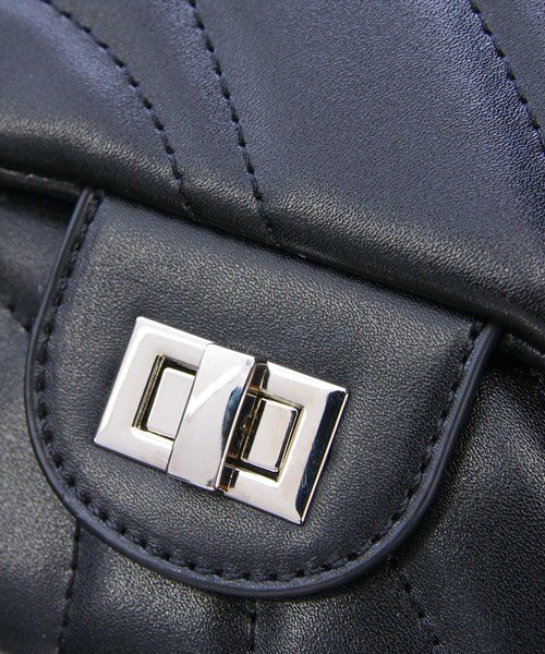 clear（クリア）の「ウェーブステッチチェーンバッグ［着回し抜群 セレモニー オケージョン カジュアル 綺麗め］≪再入荷≫（ショルダーバッグ・レディース・ブラック/アイボリー・F）」の6枚目の写真