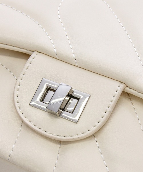 clear（クリア）の「ウェーブステッチチェーンバッグ［着回し抜群 セレモニー オケージョン カジュアル 綺麗め］≪再入荷≫（ショルダーバッグ・レディース・ブラック/アイボリー・F）」の8枚目の写真