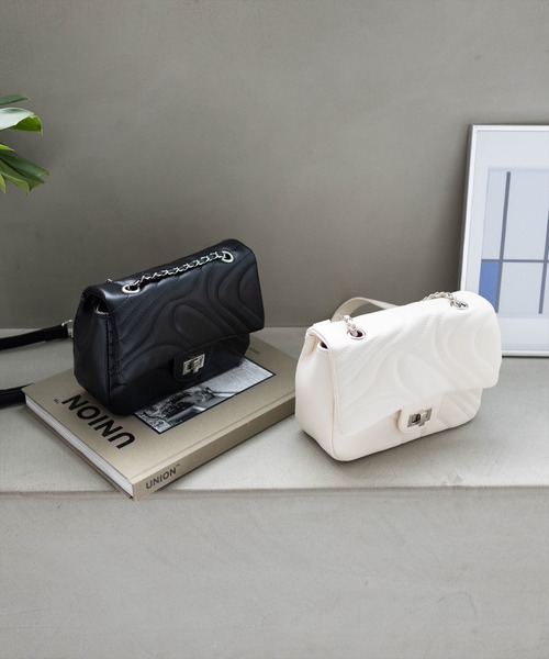 clear（クリア）の「ウェーブステッチチェーンバッグ［着回し抜群 セレモニー オケージョン カジュアル 綺麗め］≪再入荷≫（ショルダーバッグ・レディース・ブラック/アイボリー・F）」の11枚目の写真