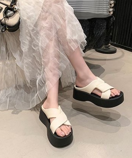 SHEENA(シーナ)の「ツイスト厚底サンダル(サンダル・レディース・イエロー/アイボリー/ブラック・23.0cm/23.5cm/24.0cm)」の7枚目の写真