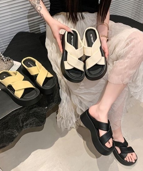 SHEENA(シーナ)の「ツイスト厚底サンダル(サンダル・レディース・イエロー/アイボリー/ブラック・23.0cm/23.5cm/24.0cm)」の13枚目の写真