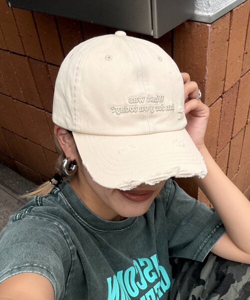 CIAOPANIC TYPY(チャオパニックティピー)の「【UNISEX】ダメージロゴキャップ(キャップ・レディース・アイボリー/レッド/チャコールグレー・ONE SIZE)」の2枚目の写真