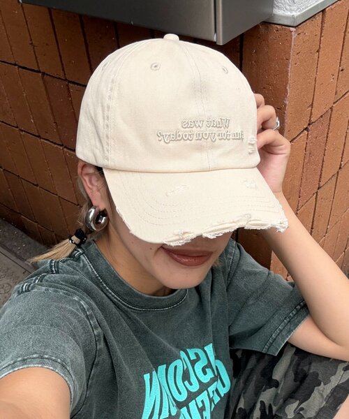 CIAOPANIC TYPY(チャオパニックティピー)の「【UNISEX】ダメージロゴキャップ(キャップ・レディース・アイボリー/レッド/チャコールグレー・ONE SIZE)」の4枚目の写真