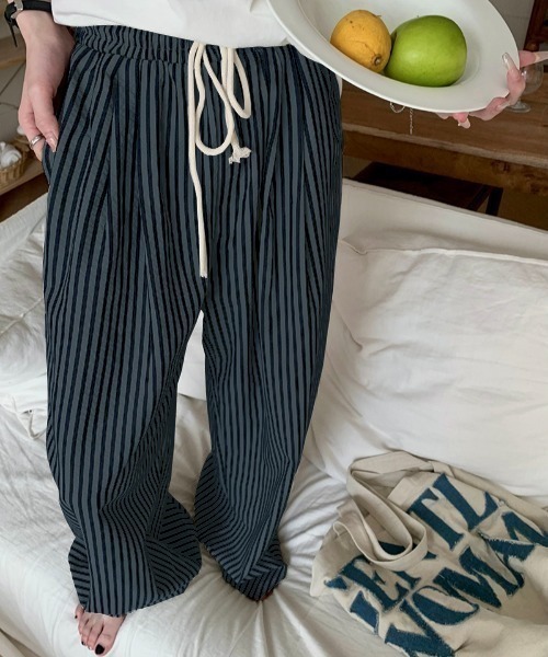 NANEA(ナネア)の「ストライプ柄 イージーパンツ(その他パンツ・レディース・ストライプ/チャコールグレー・SMALL/MEDIUM)」の2枚目の写真