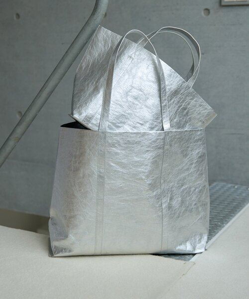 THE PAUSE(ザ ポーズ)の「【THE PAUSE】ペーパートート M(トートバッグ・レディース・シルバー・FREE)」の3枚目の写真