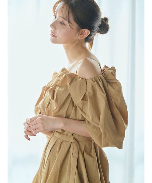 TONAL(トーナル)の「2WAYオフショルブラウス(シャツ/ブラウス・レディース・オフホワイト/ベージュ/ブラック・MEDIUM)」の4枚目の写真
