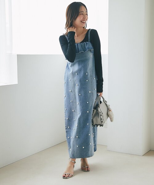 La boutique BonBon（ラブティックボンボン）の「パール付きデニムキャミワンピース（ワンピース・レディース・サックスブルー/ネイビー・36/38/PS）」の2枚目の写真