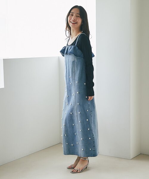 La boutique BonBon（ラブティックボンボン）の「パール付きデニムキャミワンピース（ワンピース・レディース・サックスブルー/ネイビー・36/38/PS）」の3枚目の写真