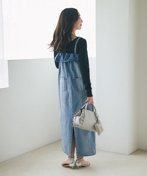 La boutique BonBon（ラブティックボンボン）の「パール付きデニムキャミワンピース（ワンピース・レディース・サックスブルー/ネイビー・36/38/PS）」の4枚目の写真