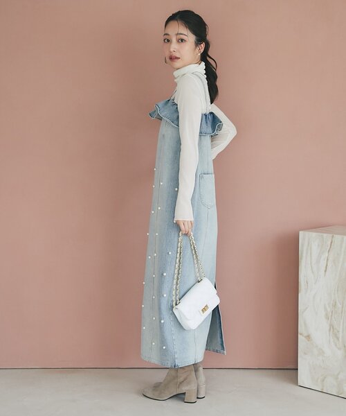 La boutique BonBon（ラブティックボンボン）の「パール付きデニムキャミワンピース（ワンピース・レディース・サックスブルー/ネイビー・36/38/PS）」の12枚目の写真
