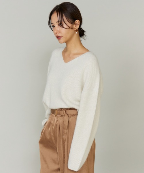 INED(イネド)の「スパンコールVネックニットプルオーバー(ニット/セーター・レディース・カーキ/オフホワイト/ネイビー・フリー)」の10枚目の写真