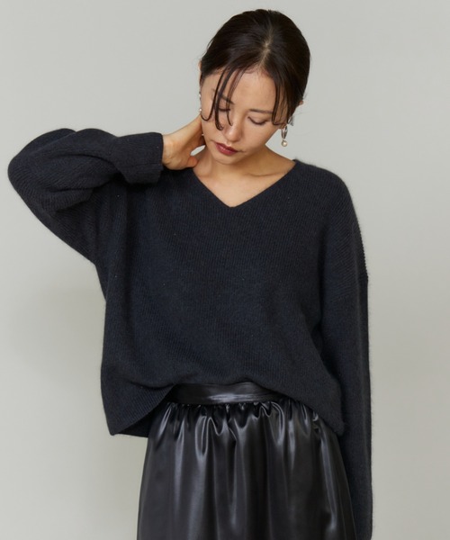 INED(イネド)の「スパンコールVネックニットプルオーバー(ニット/セーター・レディース・カーキ/オフホワイト/ネイビー・フリー)」の12枚目の写真