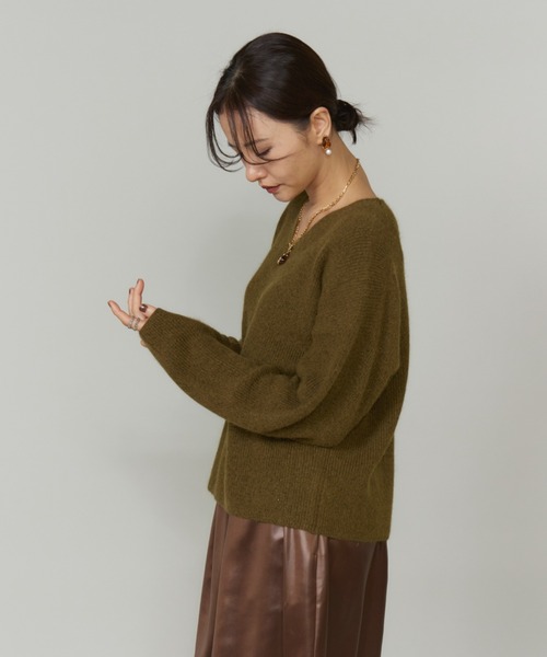 INED(イネド)の「スパンコールVネックニットプルオーバー(ニット/セーター・レディース・カーキ/オフホワイト/ネイビー・フリー)」の14枚目の写真