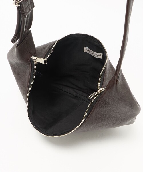 BEAUTY&YOUTH UNITED ARROWS（ビューティーアンドユースユナイテッドアローズ）の「レザー ムーン ショルダー バッグ（ショルダーバッグ・メンズ・ブラック/ダークブラウン・FREE）」の9枚目の写真