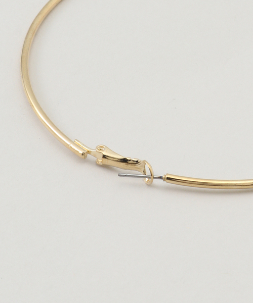 Kenneth Jay Lane(ネスジェイレーン)の「【Kenneth Jay Lane/ケネス ジェイ レーン】gold hoop post earring:ピアス(ピアス(両耳用)・レディース・ゴールド・FREE)」の2枚目の写真