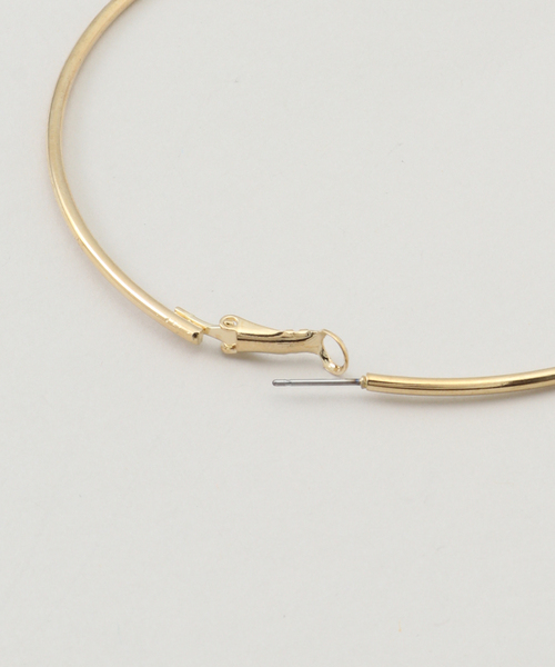 Kenneth Jay Lane(ネスジェイレーン)の「【Kenneth Jay Lane/ケネス ジェイ レーン】gold hoop post earring:ピアス(ピアス(両耳用)・レディース・ゴールド・FREE)」の3枚目の写真