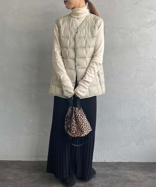 TAION（タイオン）の「【WEB限定】[TAION/タイオン] Vネック インナーダウンベスト（ダウンベスト・レディース・オリーブ/ブラック/カーキ/ライトグレー/グレー・L/M/XL）」の11枚目の写真