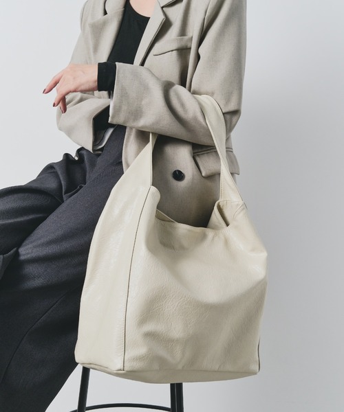 bita.(ビタ)の「ヴィンテージ風フェイクレザーワンハンドルビッグショルダーバック(ショルダーバッグ・レディース・ピンク/ブラック/アイボリー・FREE)」の11枚目の写真