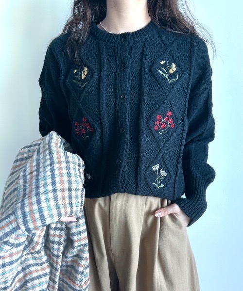 Unitage（ユニテージ）の「フラワー刺繍ケーブルカーディガン（カーディガン/ボレロ・レディース・アイボリー/ブラック・FREE）」の11枚目の写真
