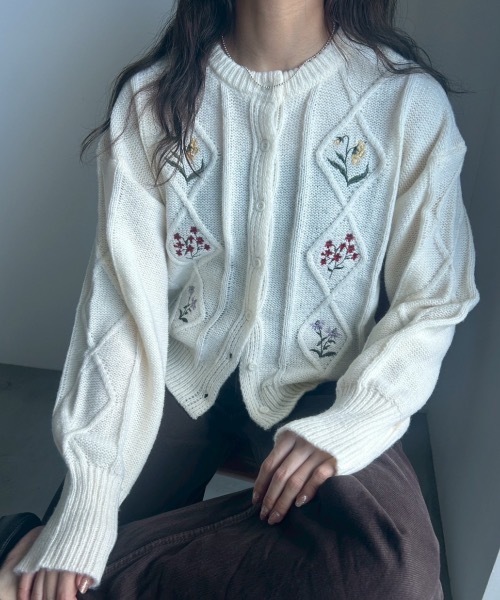 Unitage（ユニテージ）の「フラワー刺繍ケーブルカーディガン（カーディガン/ボレロ・レディース・アイボリー/ブラック・FREE）」の4枚目の写真