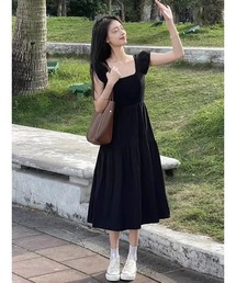フリル スクエアネックとパフスリーブのデザイン ワンピース