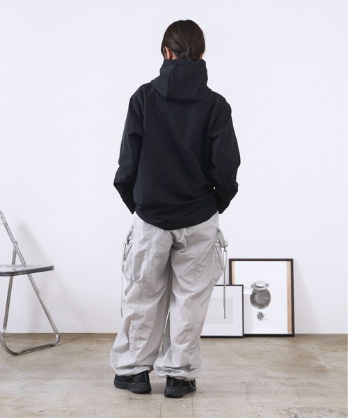 DESCENTE ALLTERRAIN（デサント　オルテライン）の「DESCENTE ALLTERRAIN/デサントオルテライン SOFT SHELL JACKET ジャケット（ナイロンジャケット・メンズ・ブラック・O/L/M）」の16枚目の写真