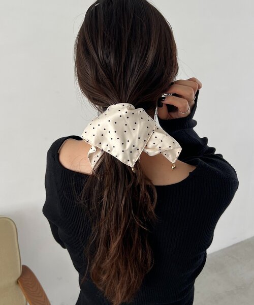 CAPRICIEUX LE'MAGE（カプリシューレマージュ）の「〈GOLDY/ゴールディ〉ドットフレアシュシュ（シュシュ・レディース・ブラック/ホワイト・FREE）」の2枚目の写真