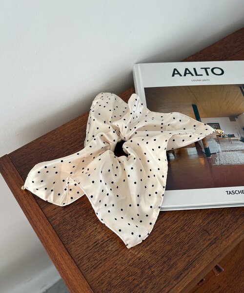 CAPRICIEUX LE'MAGE（カプリシューレマージュ）の「〈GOLDY/ゴールディ〉ドットフレアシュシュ（シュシュ・レディース・ブラック/ホワイト・FREE）」の3枚目の写真